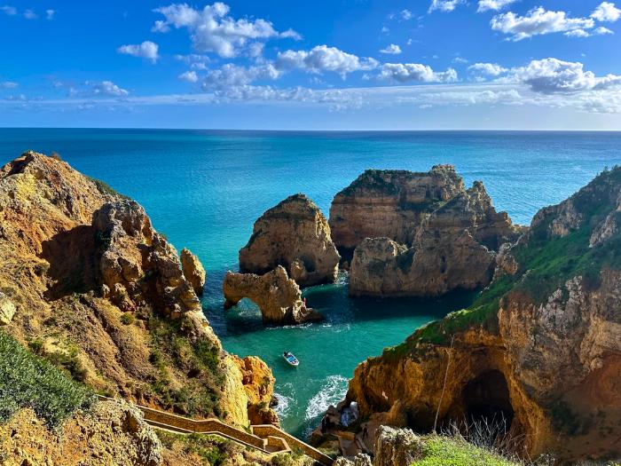 Skalné útvary a tyrkysový oceán. Portugalsko. Foto: unsplash.com