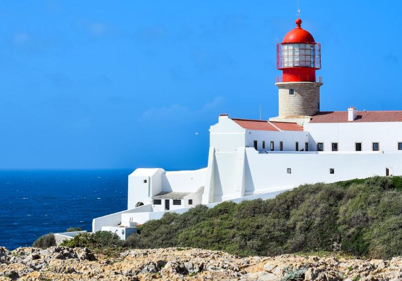 Biela budova a maják na skalnatom výbežku sv. Vicenta. Portugalsko. Foto: unsplash.com