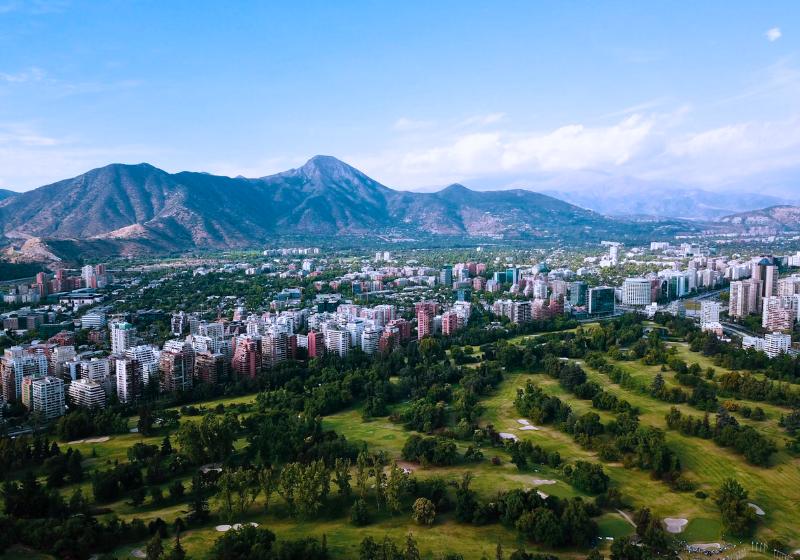 Zelený park, budovy a hory v Santiago de Chile, Chile. Foto: unsplash.com