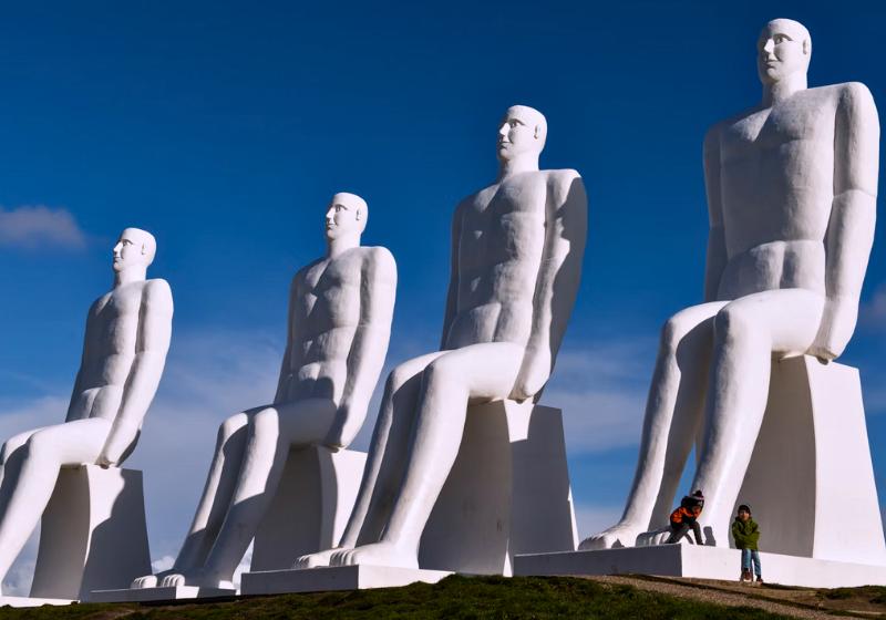 Biele monumentálne sediace sochy v Esbjergu. Dánsko. Foto: unsplash.com