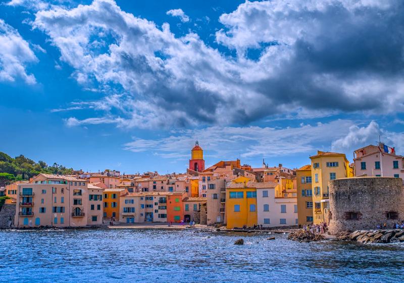 Prístav s farebnými domami a zvonicou v Saint Tropez, Francúzsko. Foto: unsplash.com