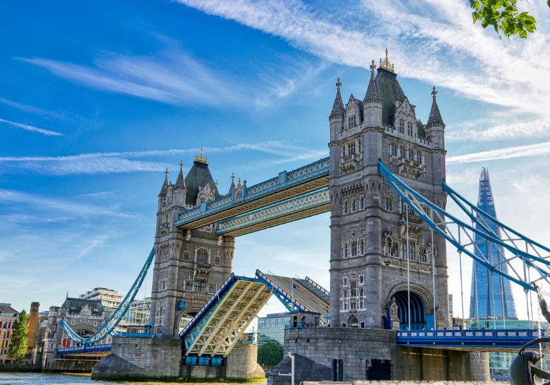 Dvíhací historický most na rieke. Tower Bridge, Veľká Británia