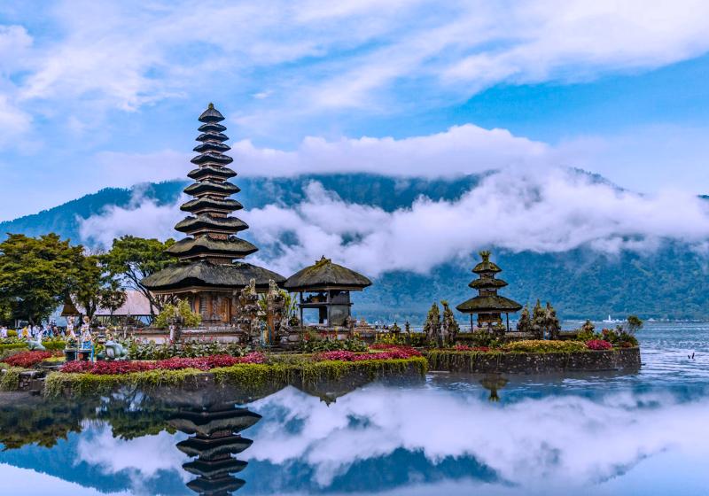 Majestátny chrám Ulun Danu pri vode. Bali. Foto: unsplash.com