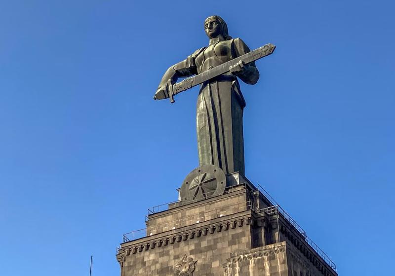 Socha na podstavci vo Victory Park v Yerevane. Arménsko. Foto: unsplash.com