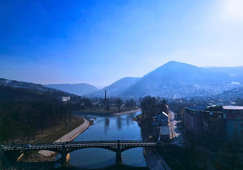 Rieka, most a pyramídový kopec vo Visoko. Bosna a Hercegovina. Foto: unsplash.com