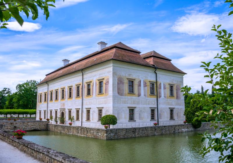 Zámocká biela vila a jazero. Česko. Foto: unsplash.com